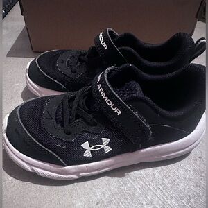 Under Armour Black and White Boys Kids no lace velcro Sneakers